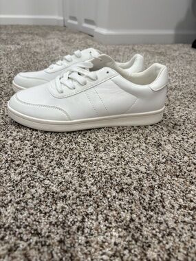 Old Navy White Low-Top Sneakers for Women